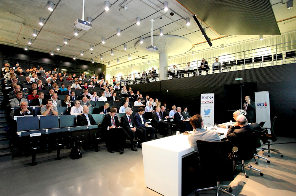 Zaplněná posluchárna Národní technické knihovny při konferenci o inovacích